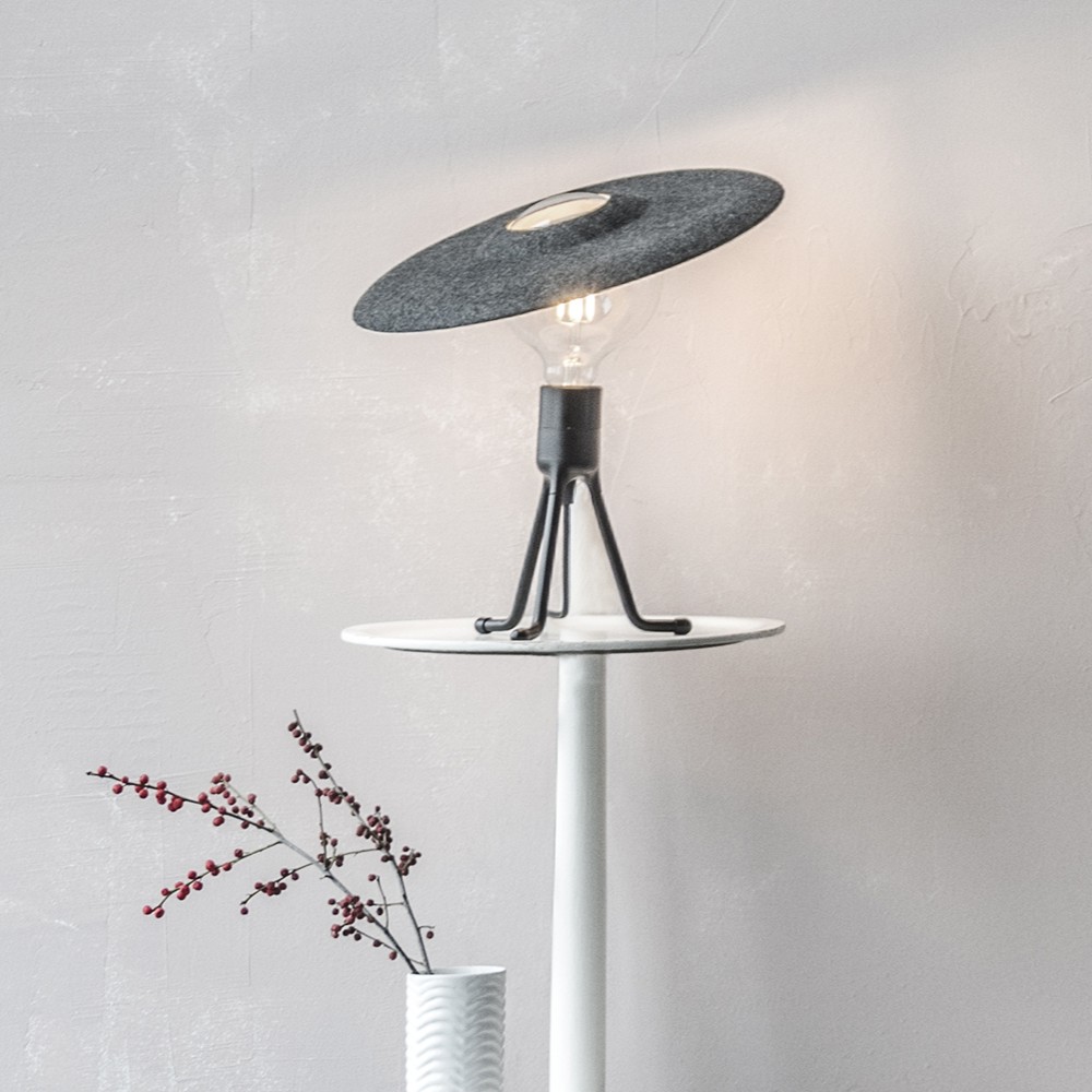 UMAGE Shade Felt designlamp in modern Scandinavisch interieur met warme sfeerverlichting