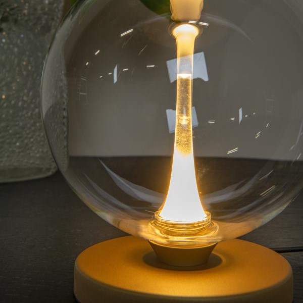 Detailfoto van de geïntegreerde LED-lichtbron in de glazen bol van de Lucide Gisela tafellamp.
